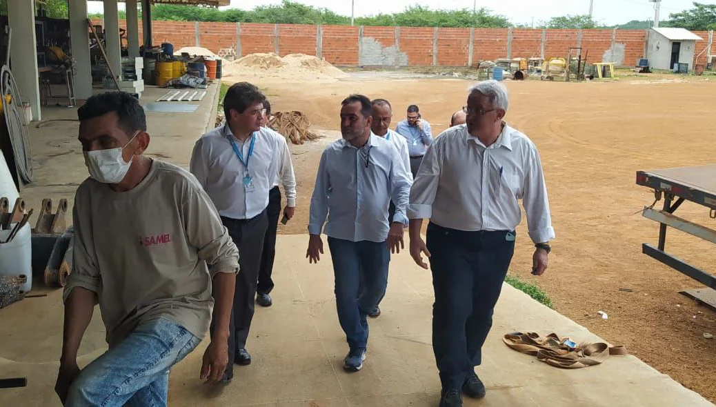 Prefeito de Oeiras visita obras com dirigentes da Caixa Econômica