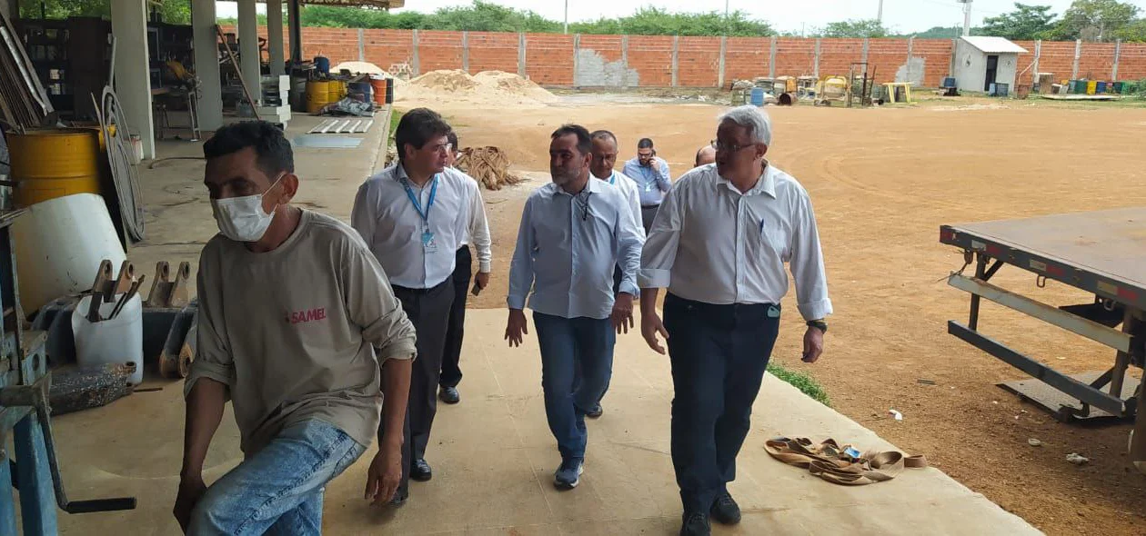 Prefeito de Oeiras visita obras com dirigentes da Caixa Econômica