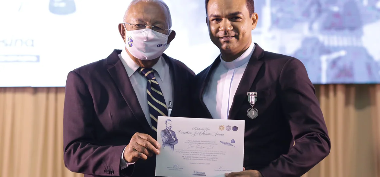 Prefeito de Teresina, Dr. Pessoa entrega diploma