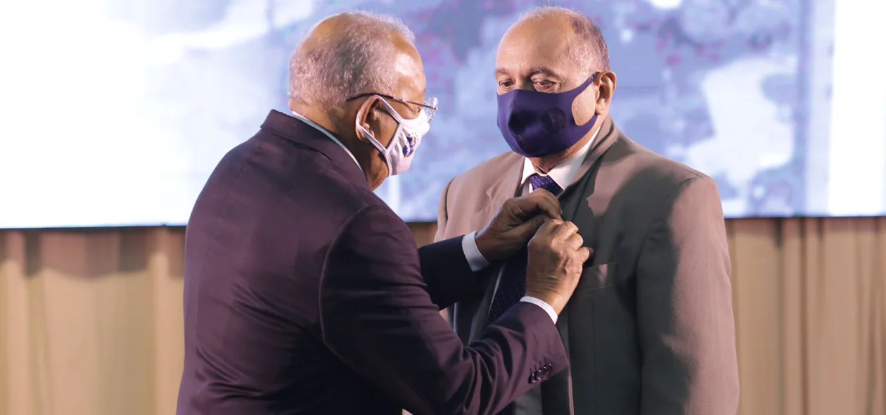 Prefeito Dr. Pessoa entrega medalha