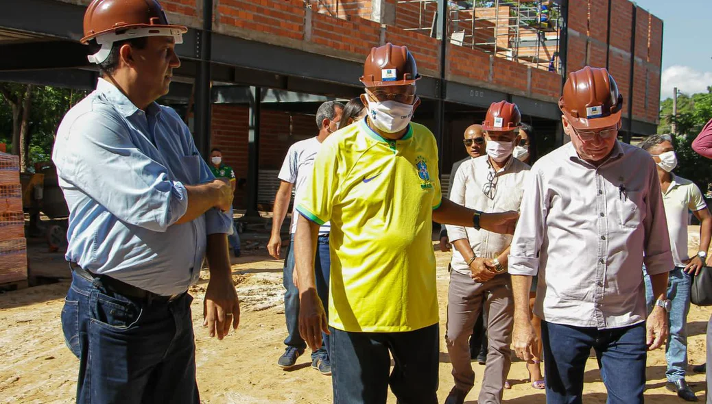 Prefeito visita obras da Escola 15 de Outubro na zona norte