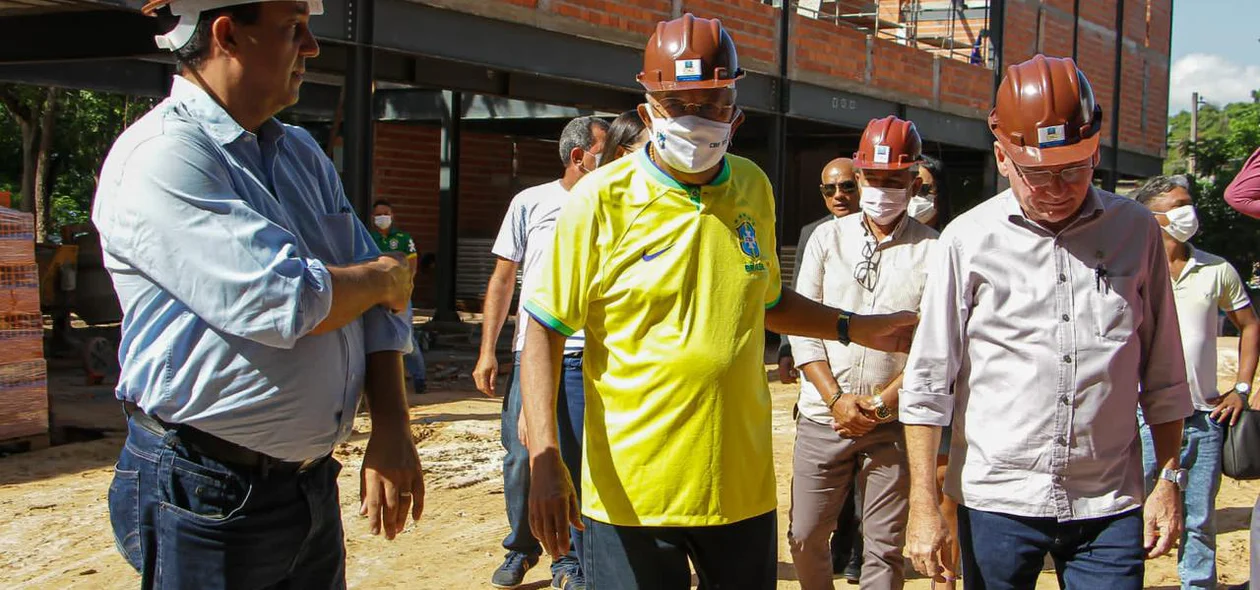Prefeito visita obras da Escola 15 de Outubro na zona norte