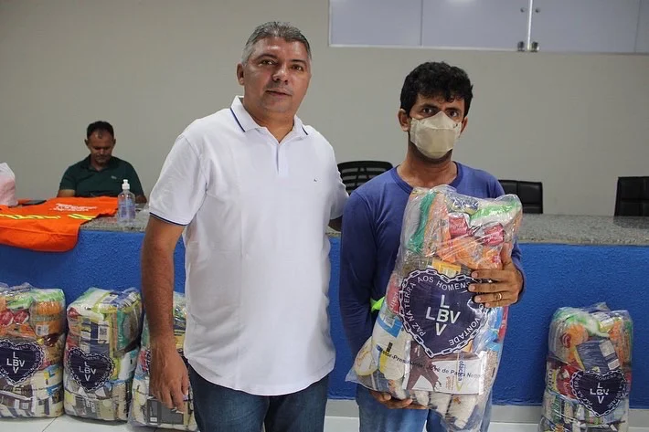 Prefeito Zé Henrique entrega cestas básicas