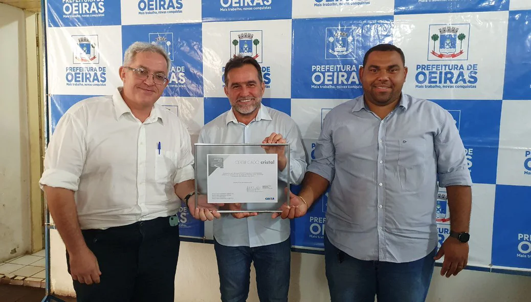 Prefeito Zé Raimundo recebendo premiação