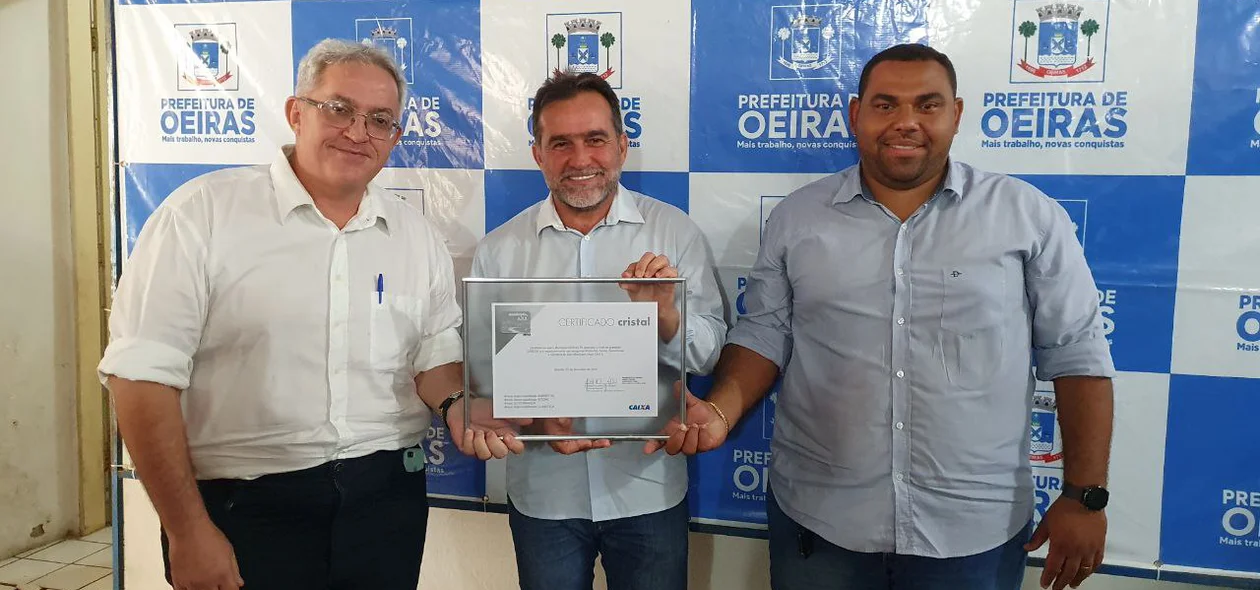 Prefeito Zé Raimundo recebendo premiação