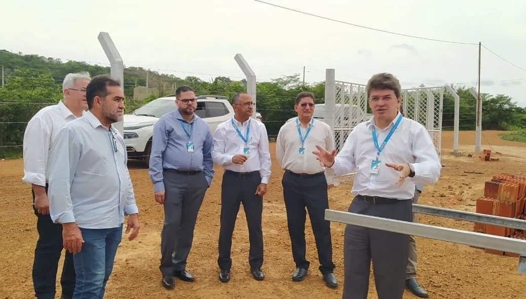 Prefeito Zé Raimundo visita obras com representantes da Caixa