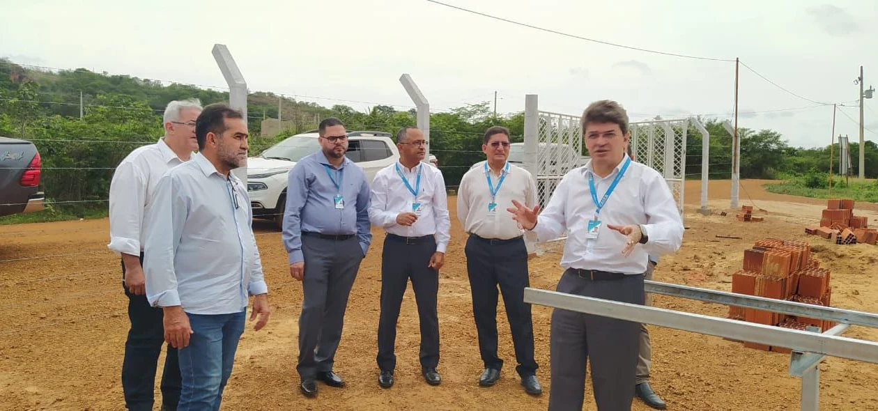 Prefeito Zé Raimundo visita obras com representantes da Caixa