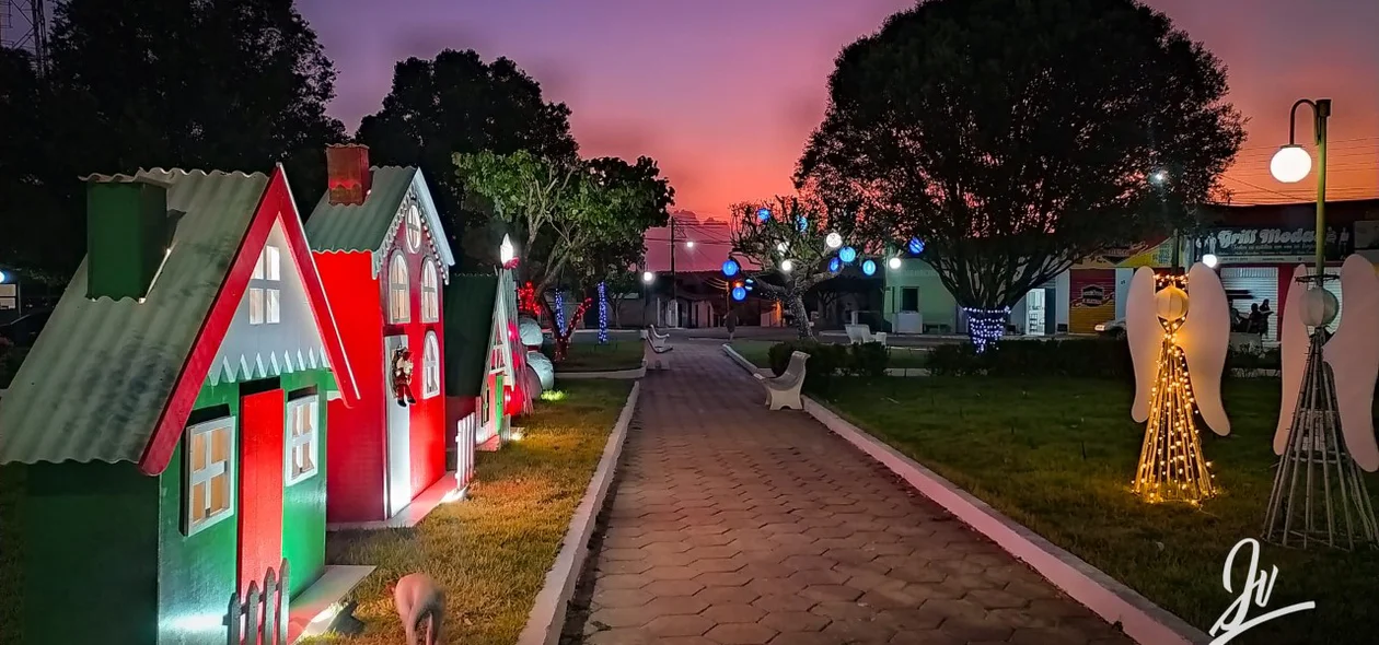 Prefeitura de Joaquim Pires instala decoração e iluminação natalina