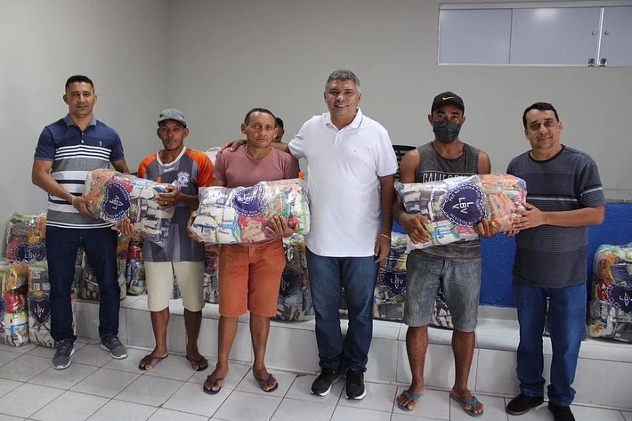 Prefeitura de Nossa Senhora de Nazaré entrega alimentos