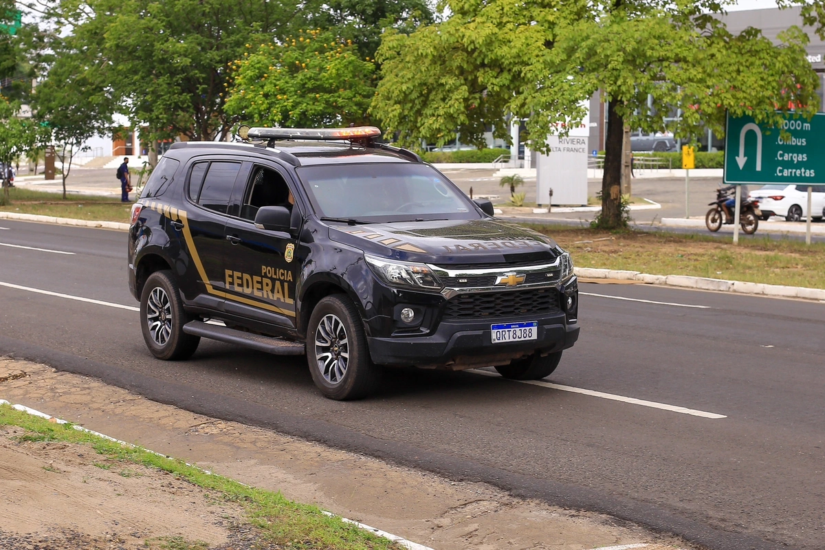 Presos sendo conduzidos para a sede da PF em Teresina