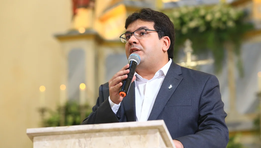 Rafael Fonteles durante missa em ação de graças