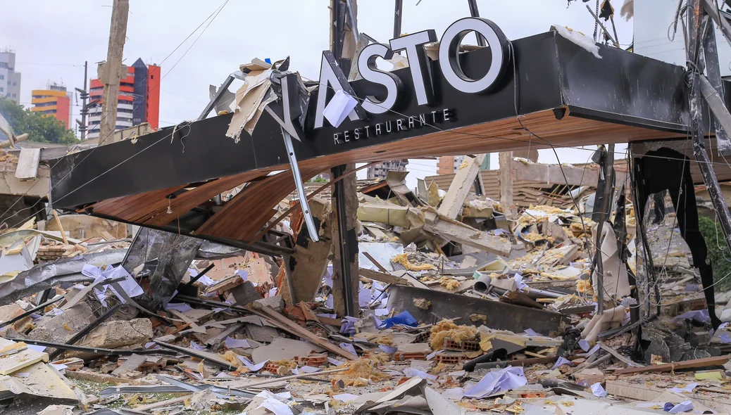 Rastro de destruição no restaurante Vasto