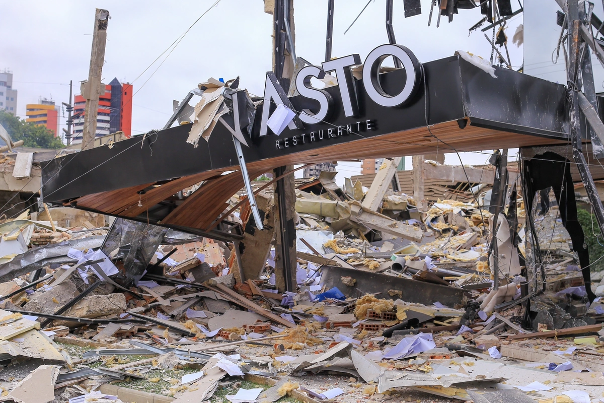 Rastro de destruição no restaurante Vasto