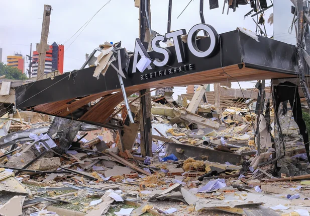 Rastro de destruição no restaurante Vasto