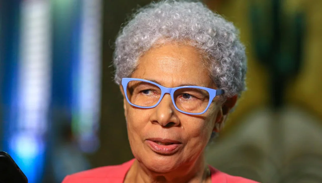 Regina Sousa durante culto de ação de graças