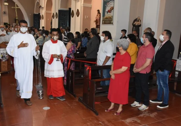 Regina Sousa participou a primeira missa na Igreja São Benedito, agora reformada