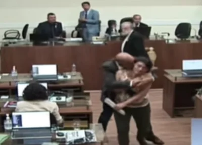 Registro mostra momento que o vereador tenta beijar Carla à força