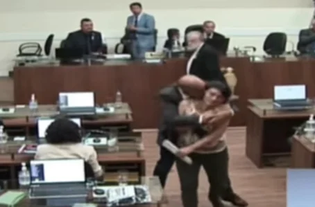 Registro mostra momento que o vereador tenta beijar Carla à força