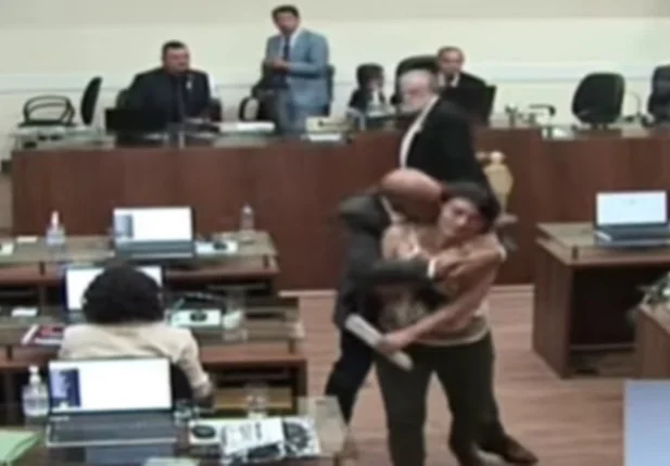 Registro mostra momento que o vereador tenta beijar Carla à força