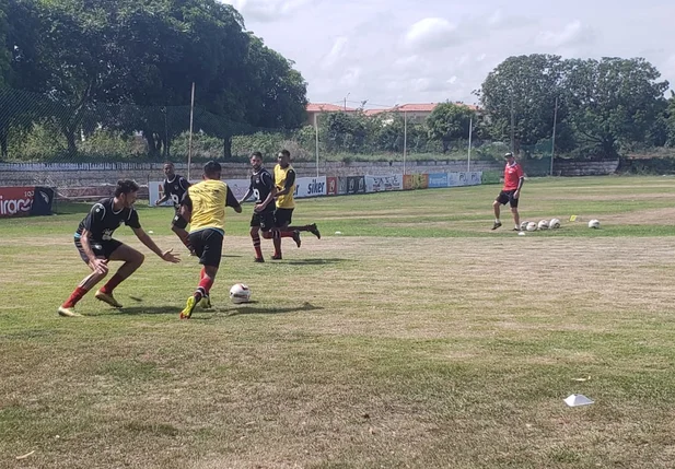 River treina no CT Afrânio Nunes