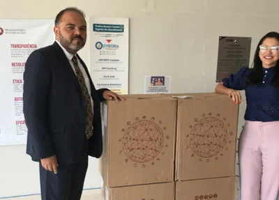 Rômulo Paulo Cordão e Maria Janailda Araújo em entrega de computadores