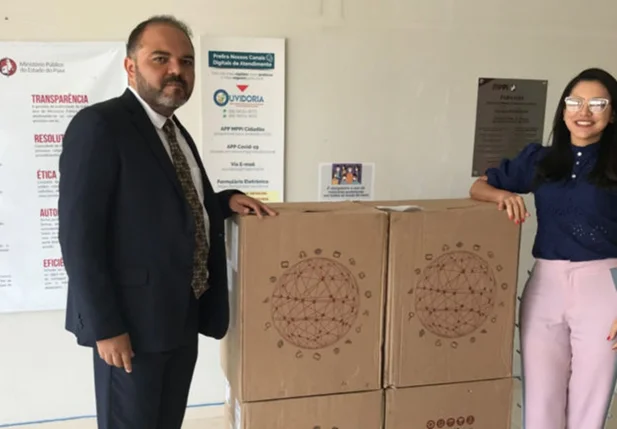 Rômulo Paulo Cordão e Maria Janailda Araújo em entrega de computadores