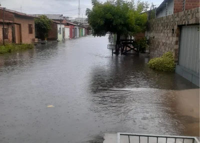 Rua Buriti dos Lopes completamente alagada no bairro São Pedro
