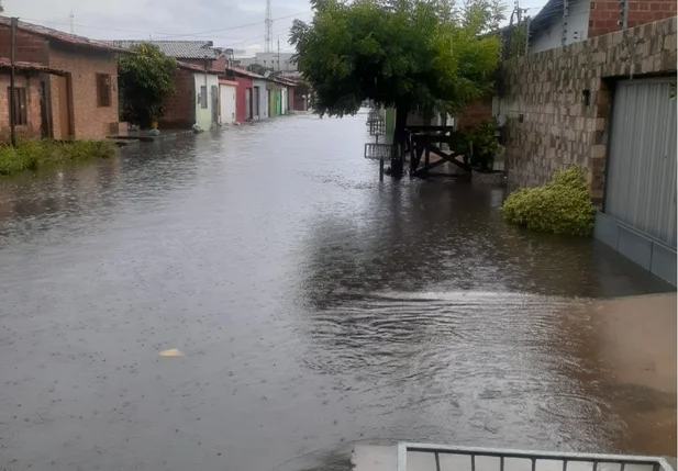 Rua Buriti dos Lopes completamente alagada no bairro São Pedro