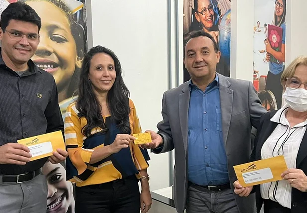 Secretário municipal de educação, Nouga Cardoso, entrega cartões de auxílio-alimentação