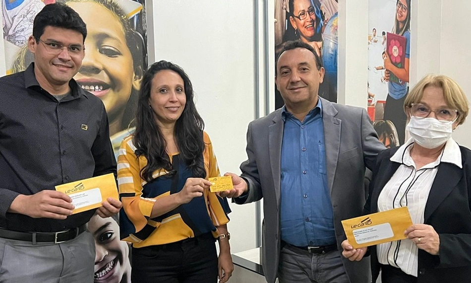 Secretário municipal de educação, Nouga Cardoso, entrega cartões de auxílio-alimentação
