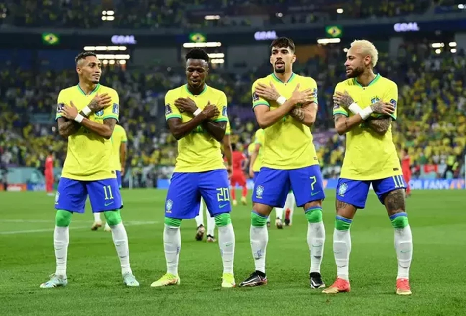 Seleção brasileira comemora vitória pelas oitavas de final na Copa do Mundo