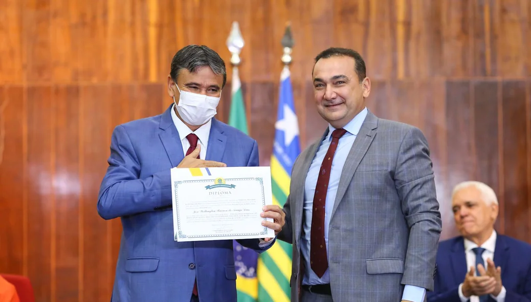Senador eleito Wellington Dias recebendo diploma