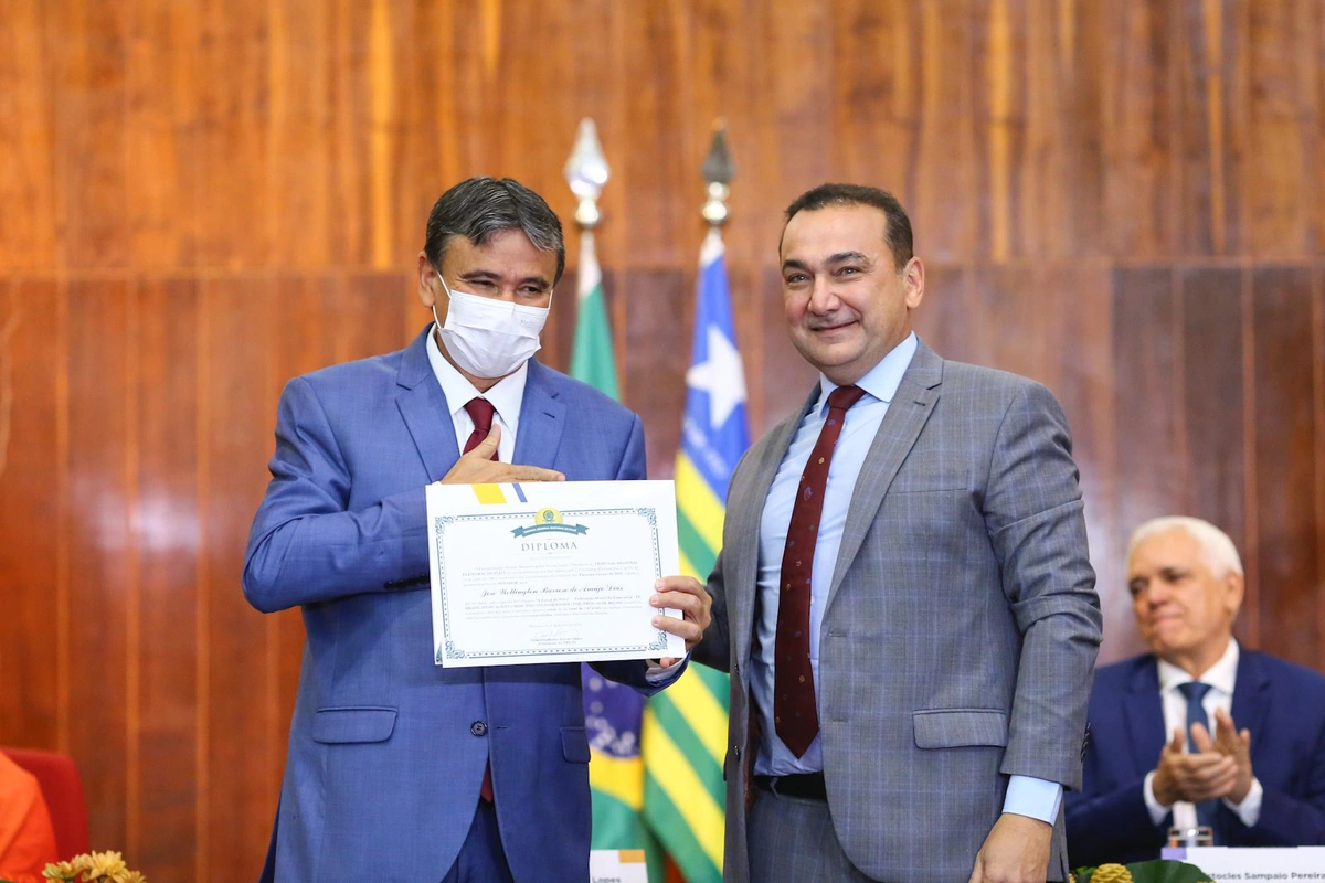 Senador eleito Wellington Dias recebendo diploma