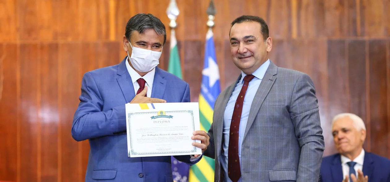 Senador eleito Wellington Dias recebendo diploma