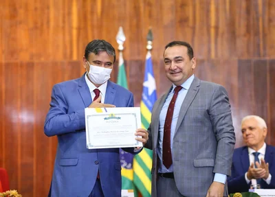 Senador eleito Wellington Dias recebendo diploma