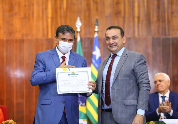 Senador eleito Wellington Dias recebendo diploma