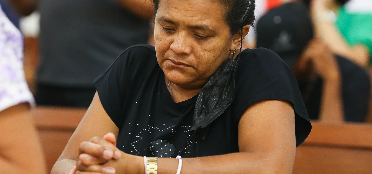 Senhora participando da missa
