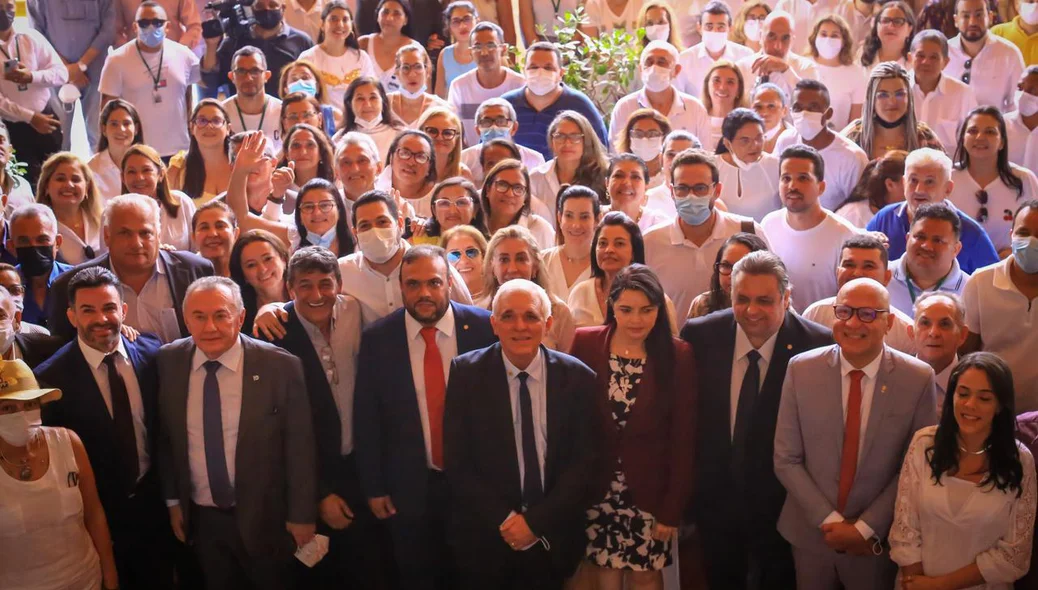 Servidores da Alepi homenageiam Themístocles Filho