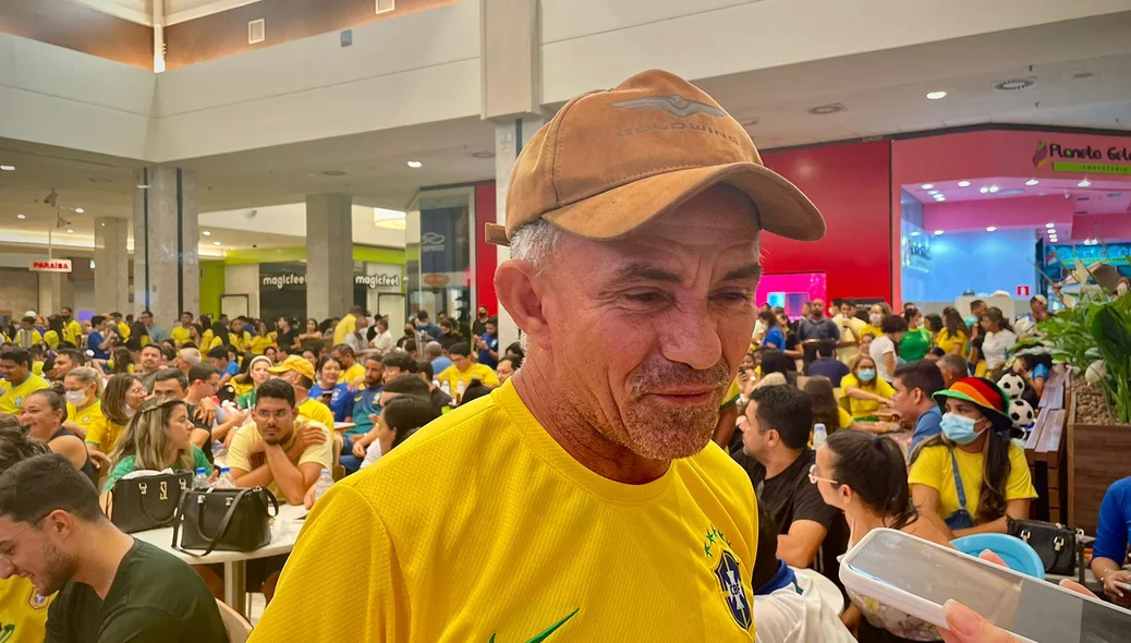 Seu Raimundo Nonato animado com o jogo