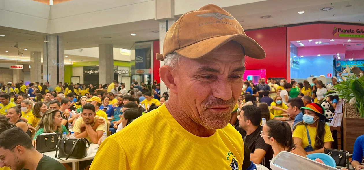 Seu Raimundo Nonato animado com o jogo