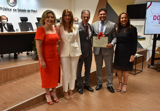 Superintendente do Sebrae recebe comenda do MP-PI