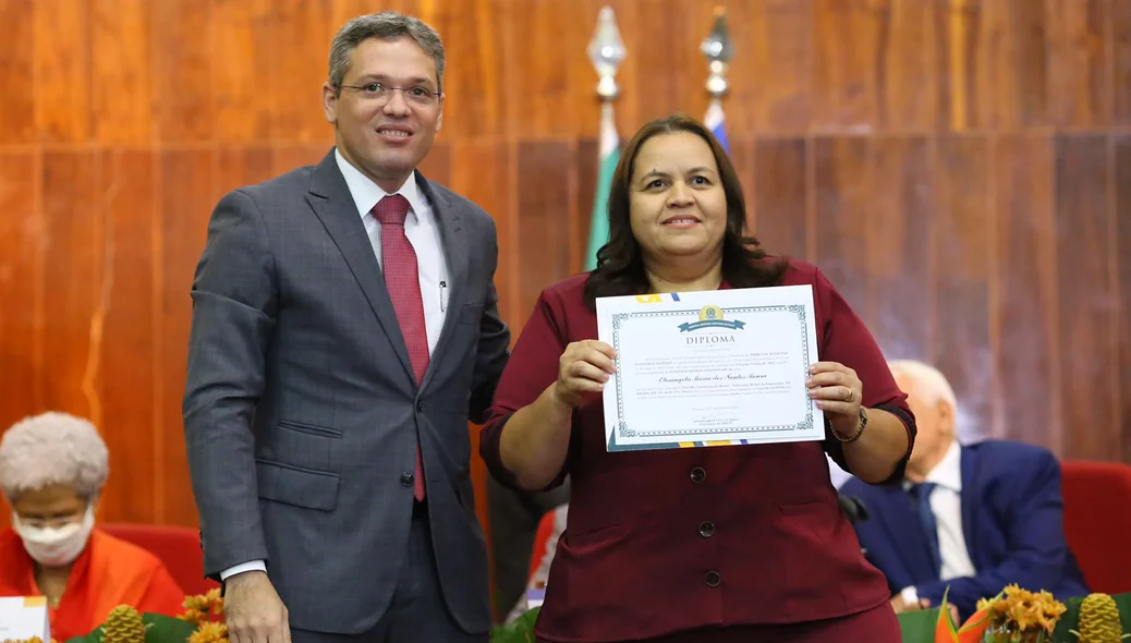 Suplente Elisângela Moura recebe diploma