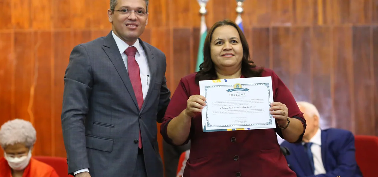 Suplente Elisângela Moura recebe diploma