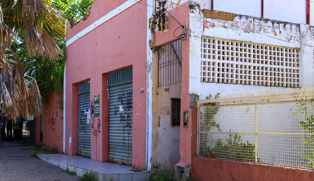 Suspeitos podem ter utilizado prédio abandonado para ter acesso a CCOM