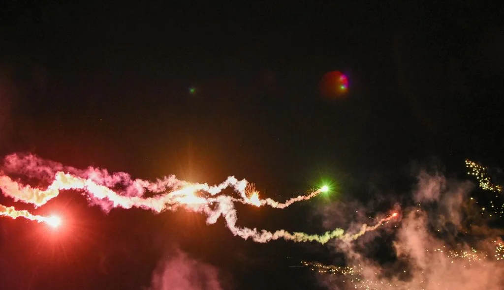 Teve queima de fogos de artifício para iluminar ainda mais a festa
