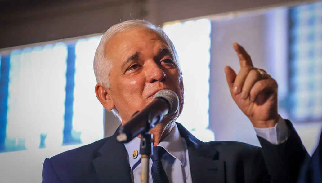 Themístocles Filho discursa