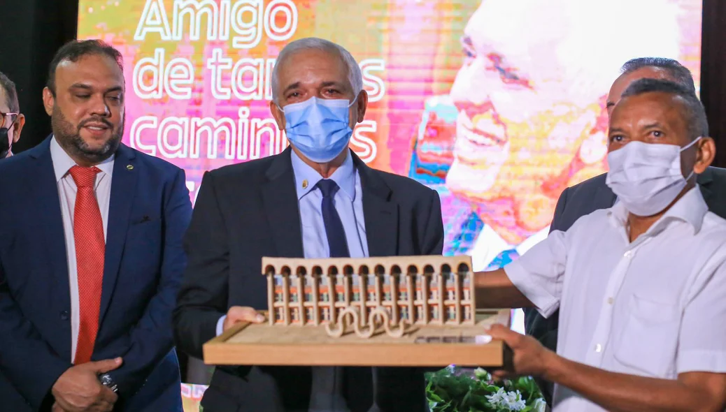 Themístocles recebe presente dos servidores