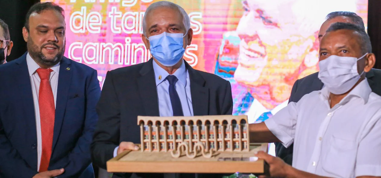 Themístocles recebe presente dos servidores
