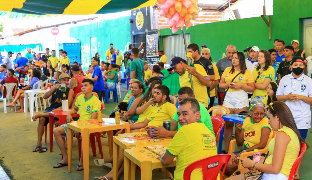 Torcedores acompanham a derrota do Brasil na Rua da Creu