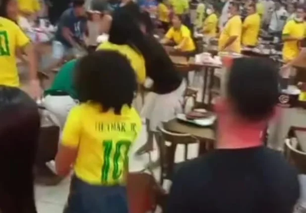 Torcedores brigam na praça de alimentação durante jogo da seleção brasileira contra Camarões